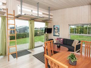 Μια τηλεόραση ή/και κέντρο ψυχαγωγίας στο 4 person holiday home in Rønde-By Traum
