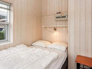 Ένα ή περισσότερα κρεβάτια σε δωμάτιο στο 4 person holiday home in Rønde-By Traum