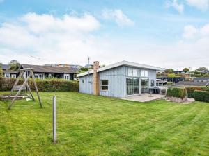 Κήπος έξω από το 4 person holiday home in Rønde-By Traum
