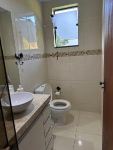 サン・ジョアン・デル・レイにあるApartamento confortável e espaçosoの洗面台とトイレを備えた白いバスルーム