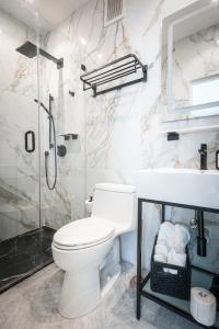 Koupelna v ubytování La Chanel - QueenRoom Pool - Resort Vibe Near Beach