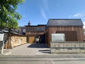 Το κτήριο όπου στεγάζεται  το διαμέρισμα