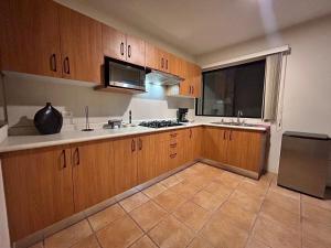 Η κουζίνα ή μικρή κουζίνα στο Octava de Orquídeas - Casa completa con estacionamiento y terraza
