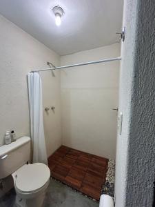 Ένα μπάνιο στο Octava de Orquídeas - Casa completa con estacionamiento y terraza