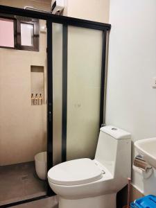 Bilik mandi di WV 26 Calm & Comfortable Stay