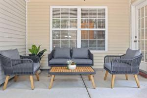 Χώρος καθιστικού στο Queen Kelsey - mins from Credit One - pet friendly