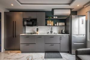 La Victoria King Suite - Kitchen Resort Vibe Near Beach في سان خوان: مطبخ مع ثلاجة ومغسلة