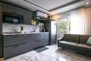 La Victoria King Suite - Kitchen Resort Vibe Near Beach في سان خوان: غرفة معيشة مع أريكة ومطبخ +18 صورة