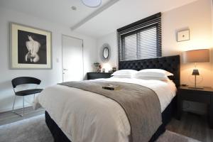 a bedroom with a large bed and a chair at LANG - Vacation STAY 22203v in Tokyo