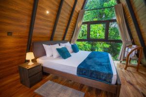 Postel nebo postele na pokoji v ubytování Greenpeak Serene Luxury Cabanas + 36 fotografií