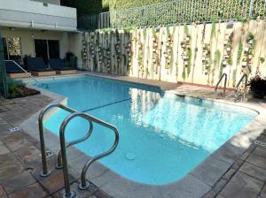 ロサンゼルスにあるHeart Of West hollywood 2 Bedroom 2 Bathのフェンス前の青い水のスイミングプール