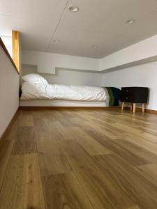 Ένα ή περισσότερα κρεβάτια σε δωμάτιο στο 101 Melon Home 難波日本橋 徒歩10分 黒門市場 徒歩5分 心斎橋 1駅 広いお部屋 +7 φωτογραφίες