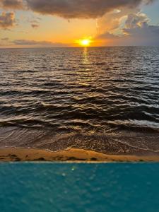 Photo de la galerie de l'établissement 1st floor terrace Ocean breeze & laughter sleeps 6, 