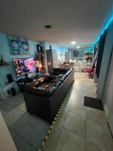 a salon with a leather couch in a room at Miami Drip Star Life Resort in Parkway Regional Medical Center Heliport