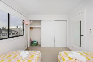 una camera da letto con due letti e una finestra di 3BR Family Home - Urban West Footscray Haven a Seddon Altre 25 foto