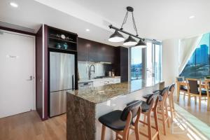 Kuchyň nebo kuchyňský kout v ubytování Stylish 2BR Condo Docklands Waterfront