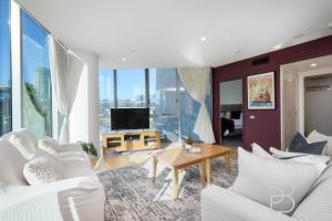 TV a/nebo společenská místnost v ubytování Stylish 2BR Condo Docklands Waterfront + 41 fotografií
