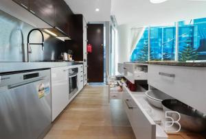 Kuchyň nebo kuchyňský kout v ubytování Stylish 2BR Condo Docklands Waterfront