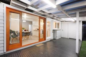 un salon et une salle à manger avec des portes coulissantes en verre dans l'établissement Modern 3BR Home - 20 Mins to Melbourne CBD, à Maribyrnong 19 autres photos