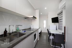 Η κουζίνα ή μικρή κουζίνα στο 107 Entire Guesthouse Queen BR with Fast WiFi - Brunswick East