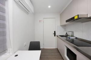 Η κουζίνα ή μικρή κουζίνα στο 107 Entire Guesthouse Queen BR with Fast WiFi - Brunswick East