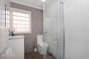 Ένα μπάνιο στο 107 Entire Guesthouse Queen BR with Fast WiFi - Brunswick East