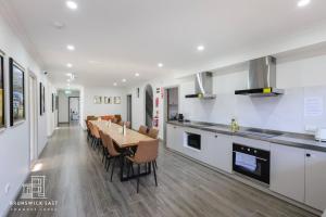 eine Küche und ein Esszimmer mit Tisch und Stühlen in der Unterkunft 208 Queen BR with Fast WiFi - Brunswick East in Melbourne + 16 Fotos
