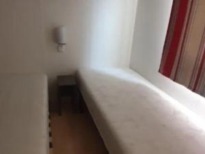 Ένα ή περισσότερα κρεβάτια σε δωμάτιο στο Mobil home confortable pour 4 avec terrasse - API-1-52-256 +27 φωτογραφίες