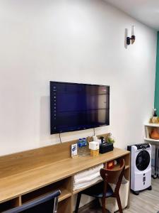 een flatscreen-tv op een houten tafel bij TV-Netflix STU 302 Near Uncle Ho's Mausoleum in Hanoi