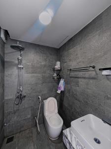 een badkamer met toilet en wastafel bij TV-Netflix STU 302 Near Uncle Ho's Mausoleum in Hanoi