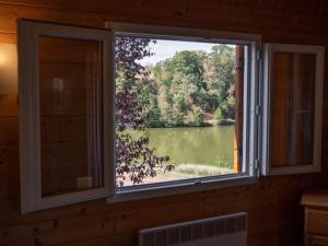 Photo de la galerie de l'établissement Chalet cosy - Vue sur l'étang avec terrasse - API-1-52-288, à Naucelle