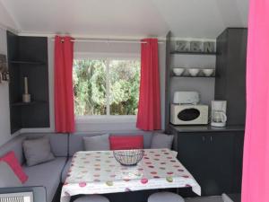 a small room with a table and a window at Mobil-home cosy 2 chambres en Provence - API-1-52-437 in Venterol