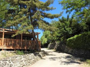 Bygningen som campingpladsen ligger i + 2 billeder