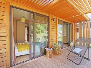 Balkón nebo terasa v ubytování Chalet cosy avec terrasse pour 6 personnes - API-1-52-521