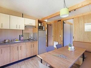 Køkken eller tekøkken på Chalet cosy avec terrasse pour 6 personnes - API-1-52-521