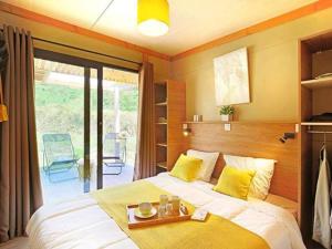 En eller flere senge i et værelse på Chalet cosy avec terrasse pour 6 personnes - API-1-52-521