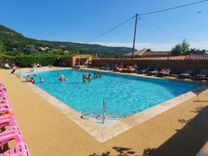 Bazén v ubytování Chalet cosy avec terrasse pour 6 personnes - API-1-52-521 nebo v jeho okolí