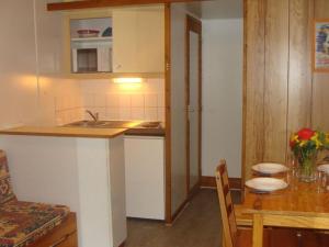 Gallery image of Chalet pour 4 avec Terrasse, Coin Repas Extérieur - 2 Chambres - API-1-52-410 in Sauveterre-de-Rouergue
