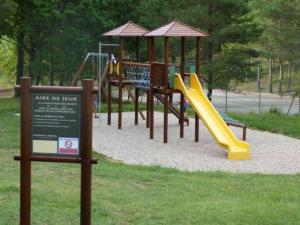 Herní místnost nebo prostor pro děti v ubytování Mobil-home confortable avec terrasse et cuisine équipée - API-1-52-743