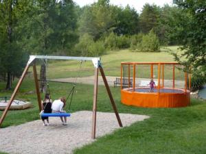 Herní místnost nebo prostor pro děti v ubytování Mobil-home confortable avec terrasse et cuisine équipée - API-1-52-743