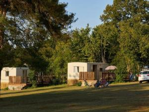 Budova, kde se kemp nachází