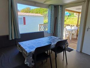 Φωτογραφία από το άλμπουμ του Mobil home confortable pour 4 personnes avec terrasse à Langogne - API-1-52-455 σε Langogne