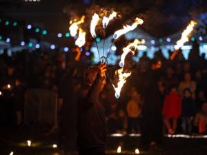 una persona que sostiene un instrumento de fuego frente a una multitud en Chalet confortable avec terrasse pour 7 personnes - API-1-52-227, en Soustons