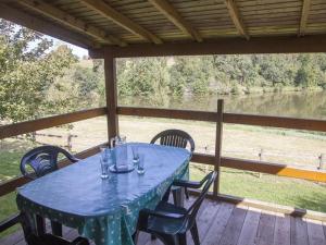 Gallery image of Chalet spacieux pour 8 pers - Vue étang - Terrasse - API-1-52-224 in Naucelle