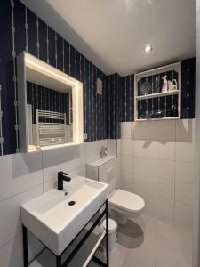 Un baño con un lavabo blanco y un inodoro. en Mellum Lighthousestudio Spa, en Wangerooge 22 fotos más