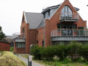 万根沃格Bootshaus Achterstag的一面是带阳台的砖房