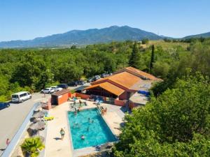 an overhead view of a resort with a swimming pool at Mobil-home 33m² avec terrasse au Boulou - API-1-52-398 in Le Boulou