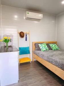 a small bedroom with a bed and a desk at An Nhiên Homestay Phước Hải in Chợ Phước Hải