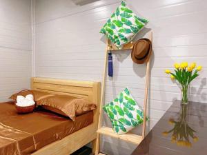 a bedroom with a bunk bed and a shelf at An Nhiên Homestay Phước Hải in Chợ Phước Hải