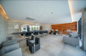 um átrio com cadeiras e um bar num edifício em Porto Alto Resort em Porto de Galinhas